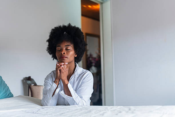 image-of-a-woman-wearing-white-kneeling-praying-on-waiting-on-God's-timing