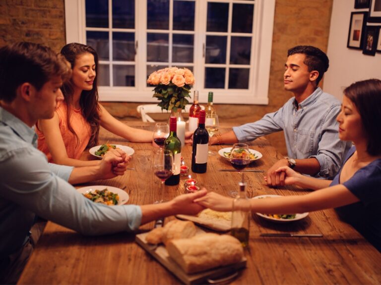 ways-to-celebrate-wedding-anniversary-featured-image