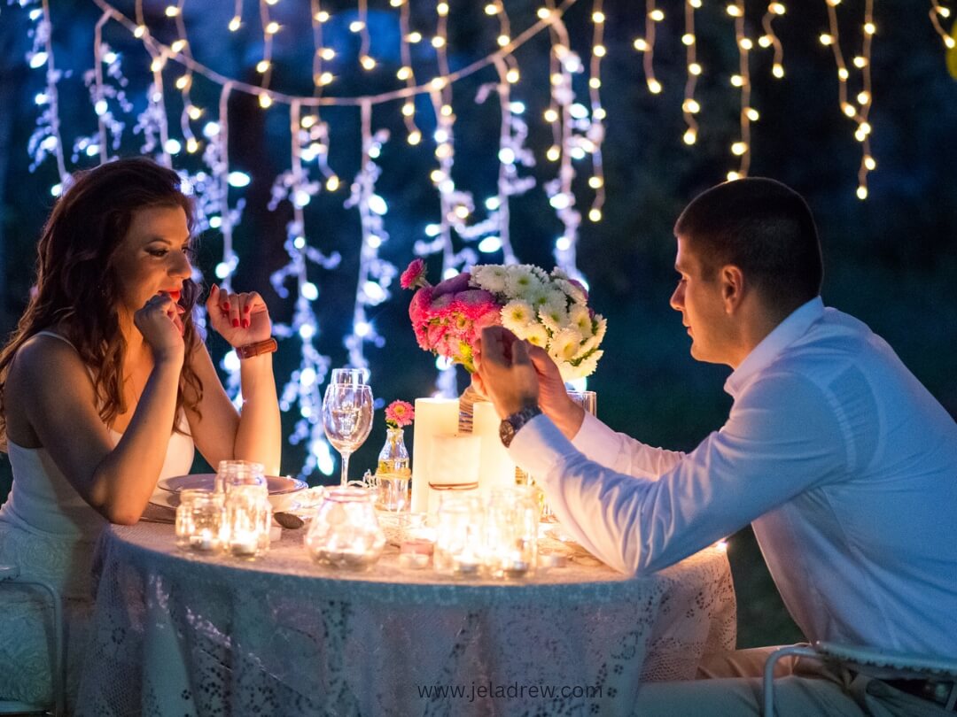 Couple-celebrating-anniversary-together 