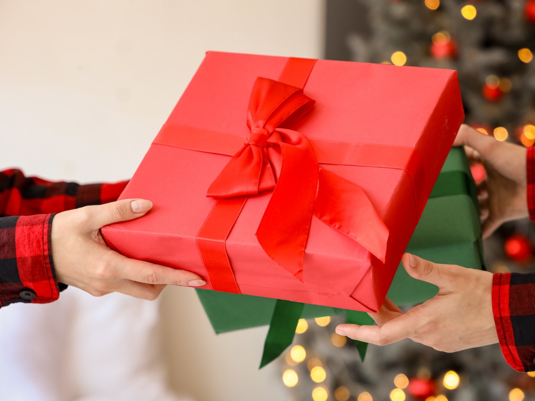 Exchange-of-gifts-ways-to-celebrate-wedding-anniversary