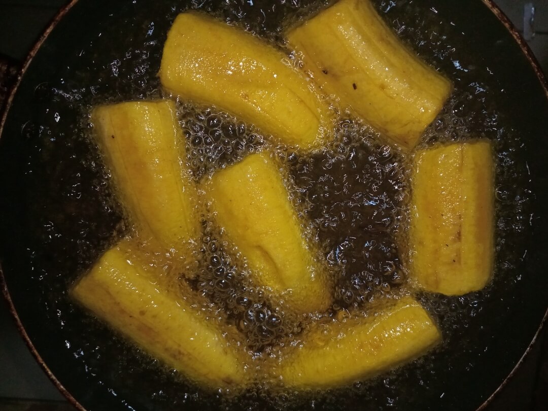 Unripe-plantain-slices-in-hot-oil