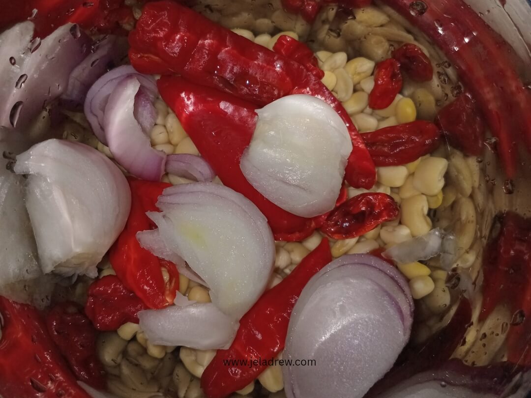 Blending-washed-and-selected-beans-with-onion-scotch-bonnet-and-chili-pepper-for-akara-batter