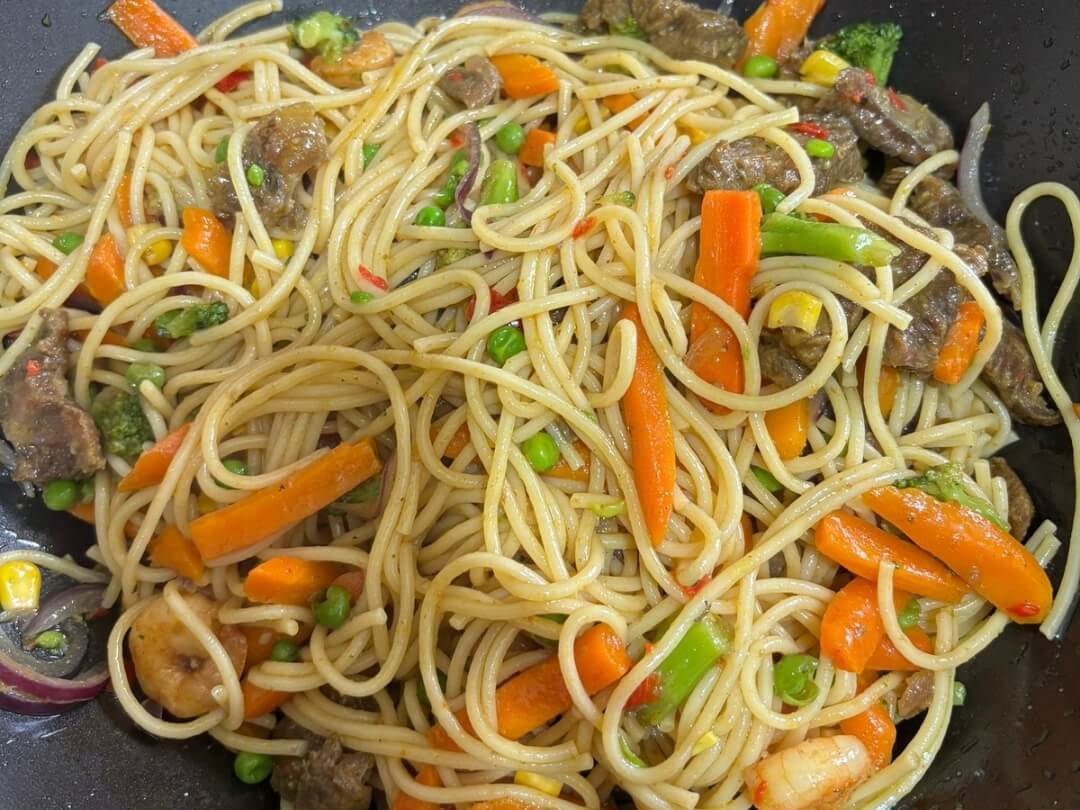 Shrimps-Stirfry-pasta-in-a-pan-after-cooking
