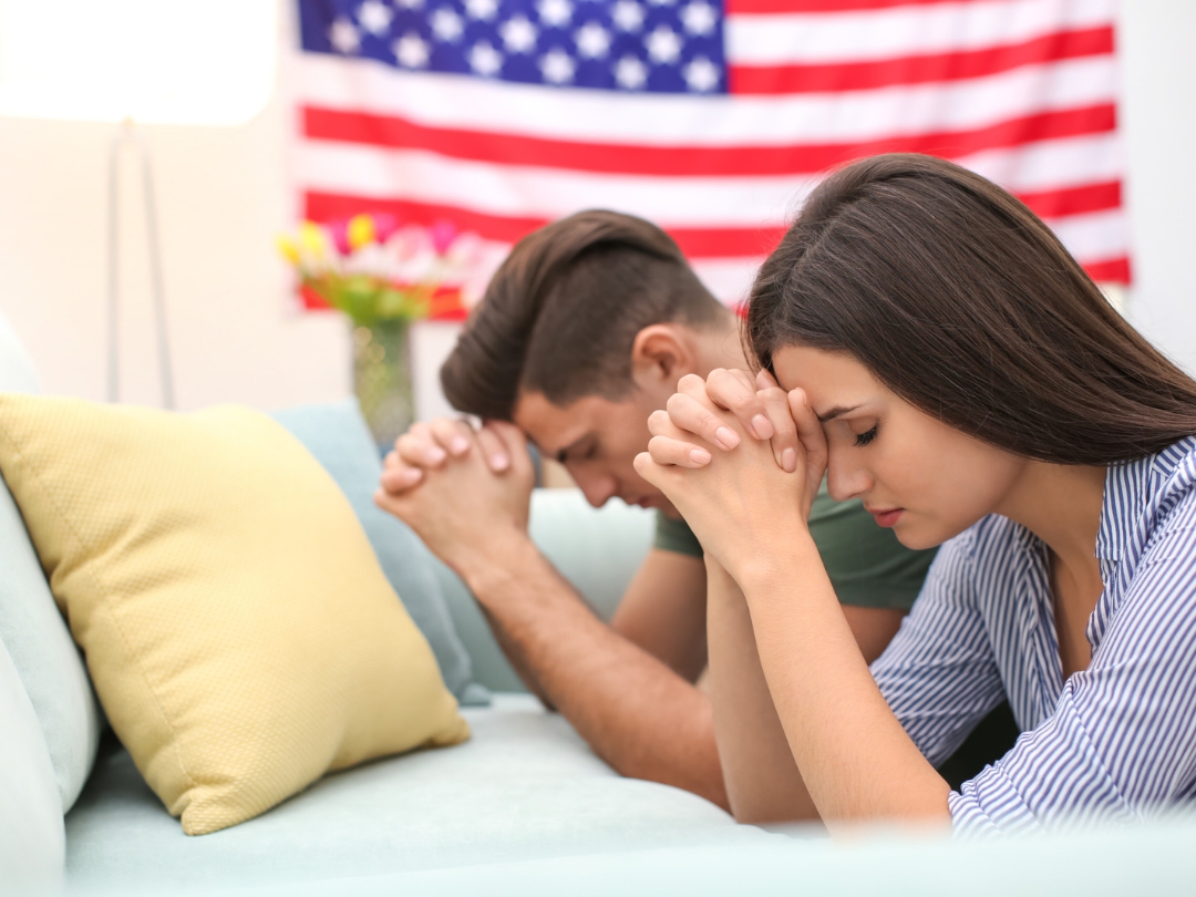 Couple-praying-ways-to-Celebrate-wedding-anniversary 