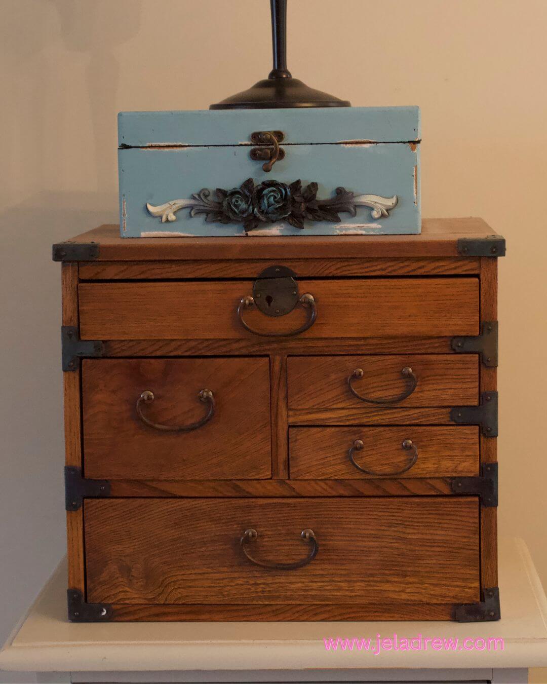 Stack-decorative-boxes-10-Amazing-Bedside-Table