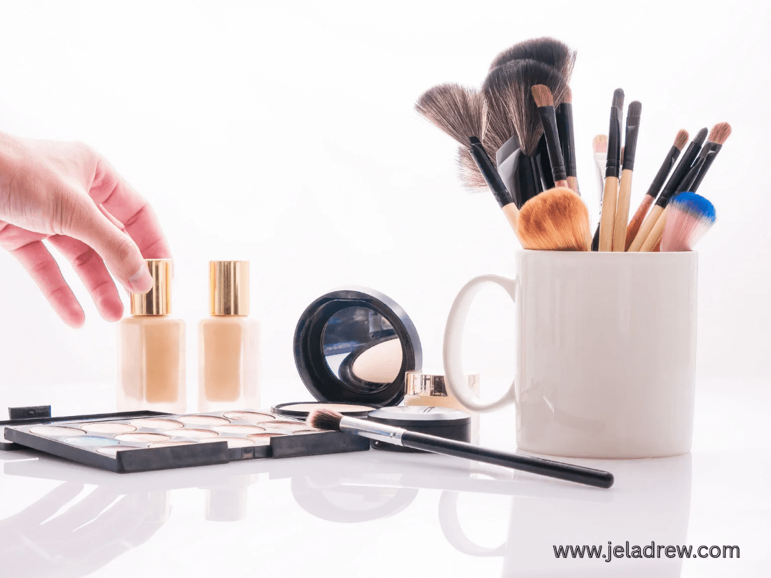 Brush-stored-in-a-mug-15-cute-makeup-vanity-decor-ideas