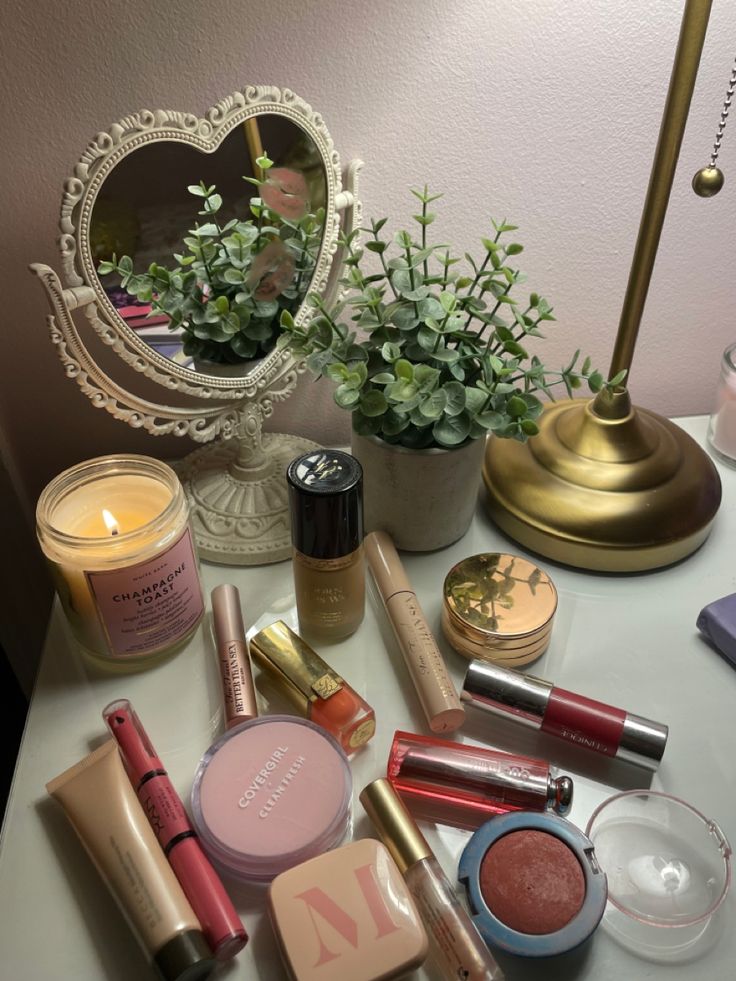 Scented-candle-15-cute-makeup-vanity-decor-ideas