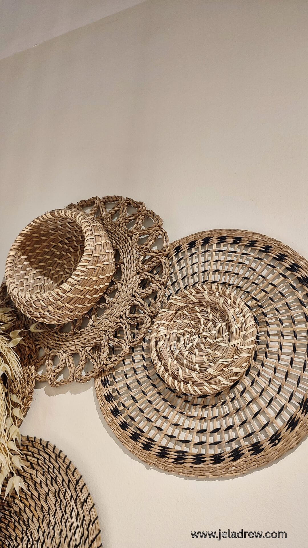 Woven-basket-hung-on-a-wall-20-small-kitchen-wall-decor