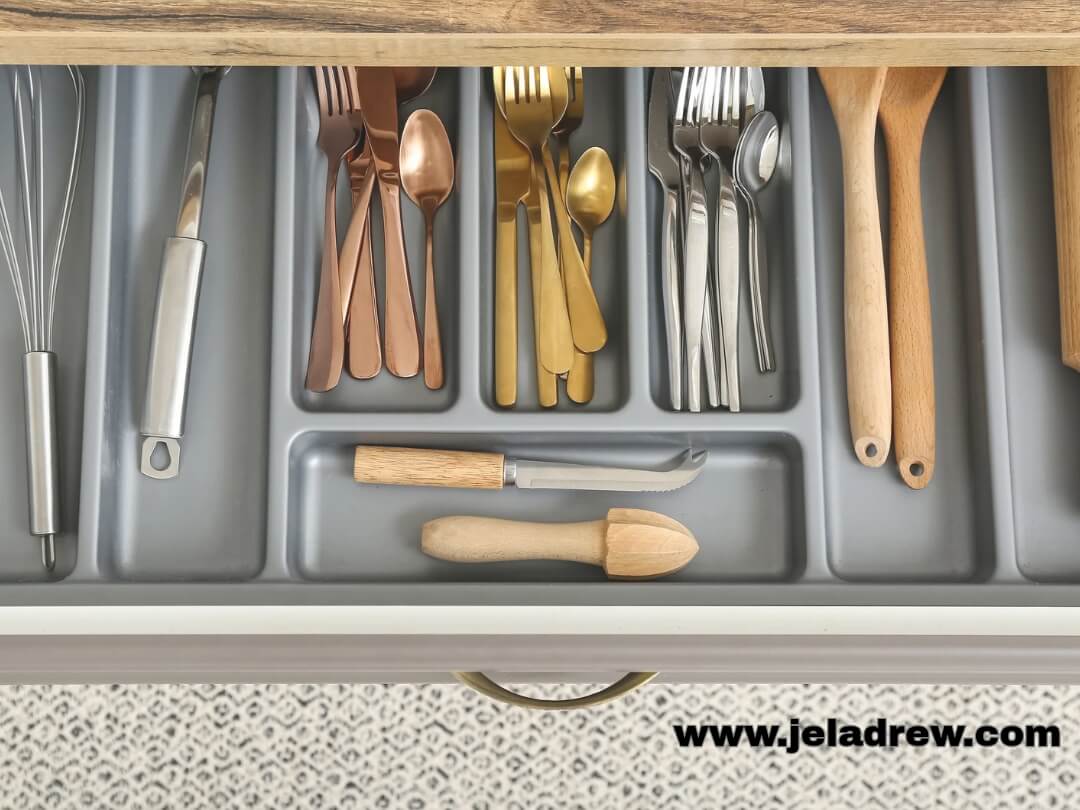 Drawer-divider-spoons-knives-and-other-kitchen-tools-neatly-separated