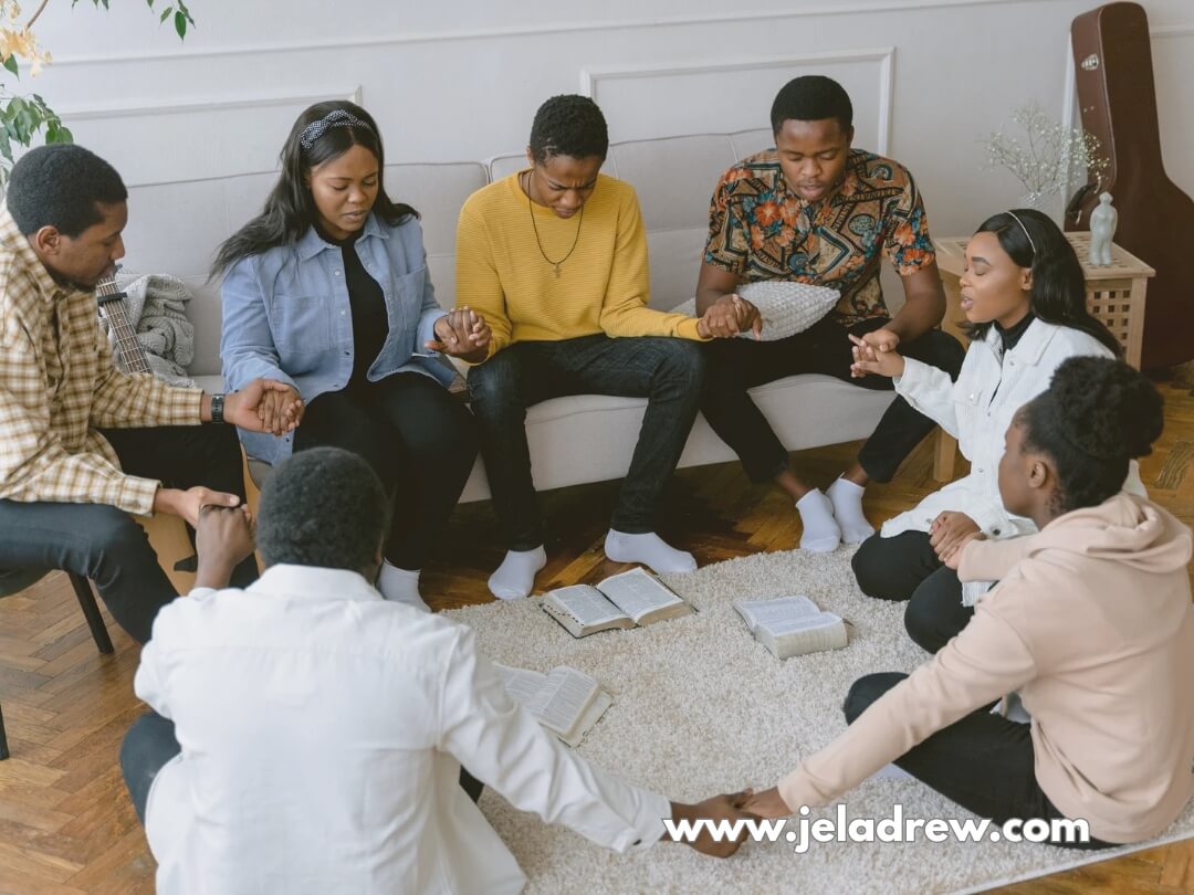 Family-praying-together