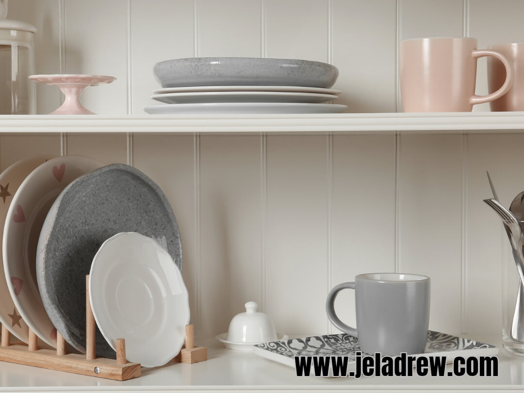 plates-and-mugs-arranged-vertically