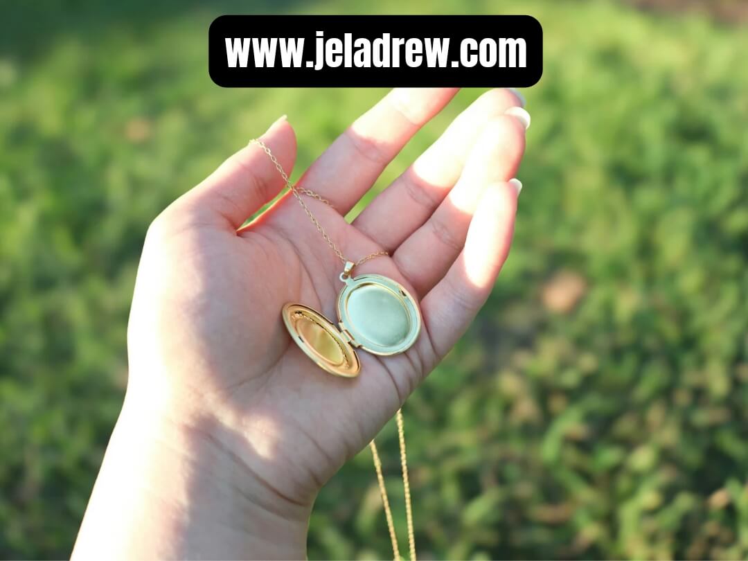 Locket-19-chic-valentines-day-gift-ideas-for-your-daughter-she'll-love 