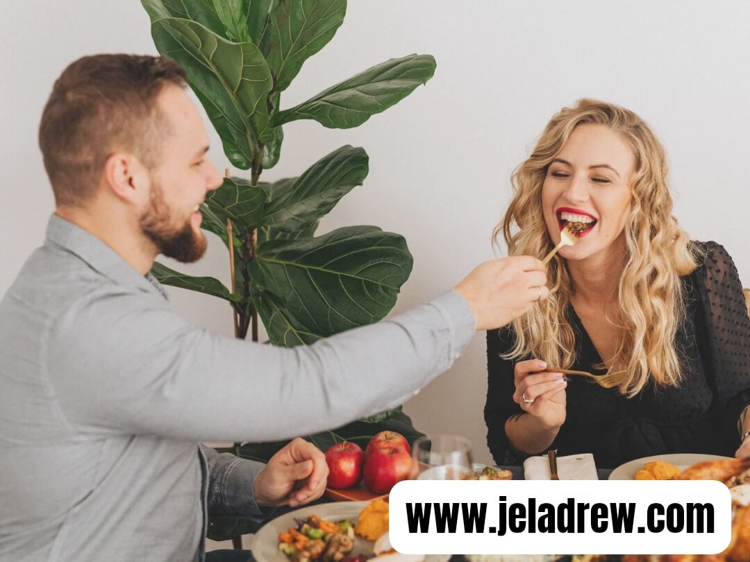 Friends-on-dinner-date-unforgettable-Valentine's-day-gift-ideas