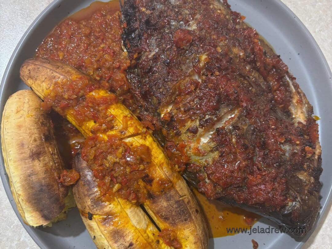 Served-roasted-plantain-fish-and-sauce