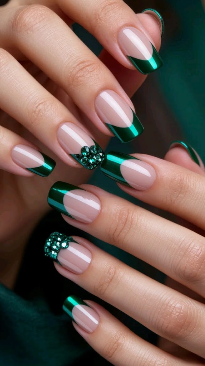Nude-and-green-French-tips-with-shamrock-festive-St-Patrics-Day-nail-ideas