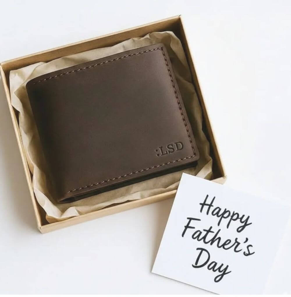 Brown-leather-wallet-in-a-gift-box-with-a-handwritten-Happy-Father’s-Day-note-beside-it.