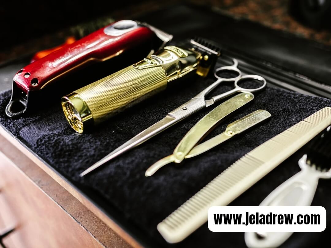 Luxury-men’s-grooming-set-with-shaving-tool-sand-accessories-in-a-black-case.