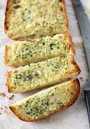 Home-made-garlic-bread-slices-with-butter-and-parsley