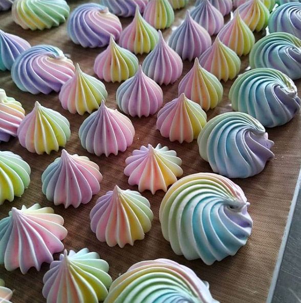 Rainbow-meringues-30-St-Patricks-day-dessert-ideas