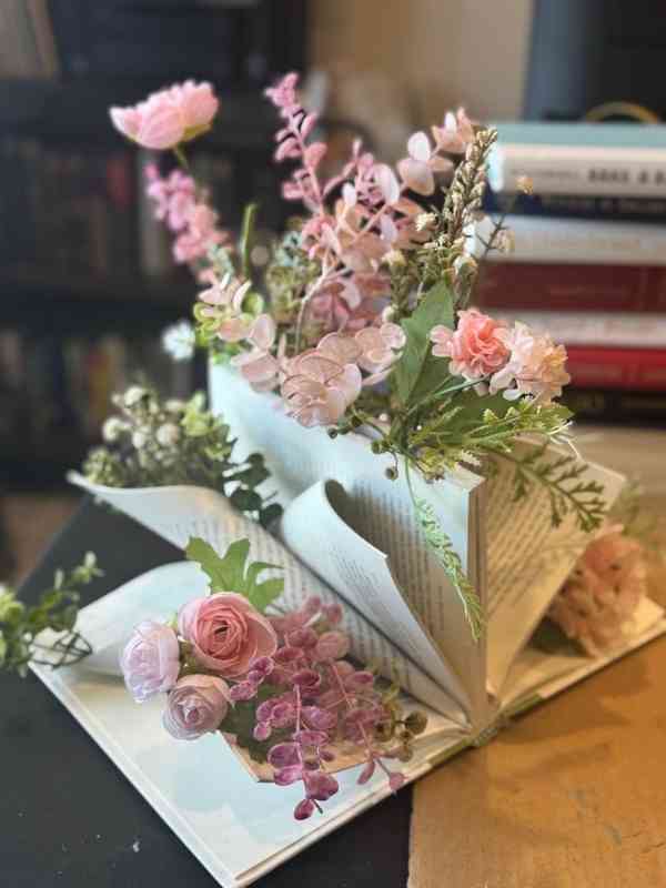 Creative-Book-Centerpiece-Ideas-for-Weddings