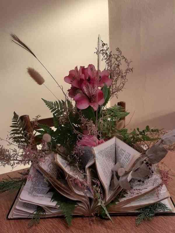 Creative-Book-Centerpiece-Ideas-for-Weddings