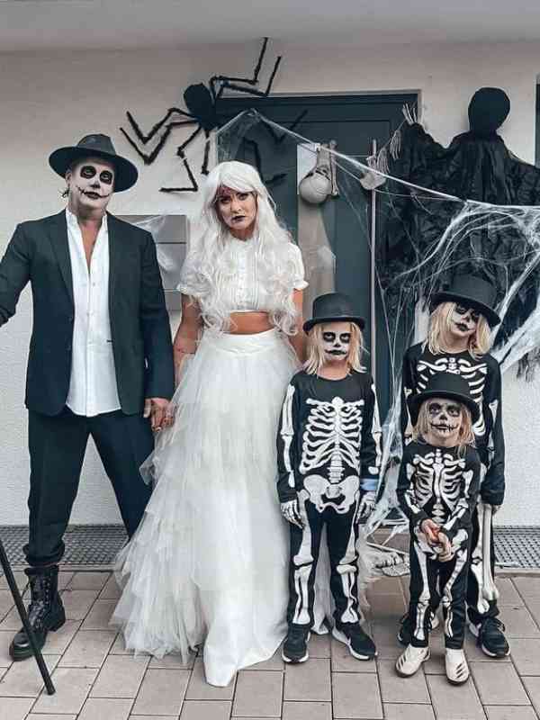 Cute-Halloween-Costume-Ideas-For-Couples-And-Kids