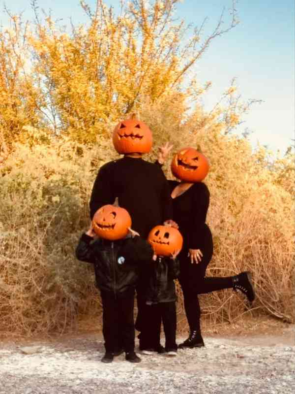 Cute-Halloween-Costume-Ideas-For-Couples-And-Kids