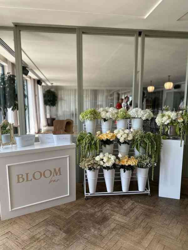 Stunning-DIY-Flower-Bar-Ideas-for-Weddings