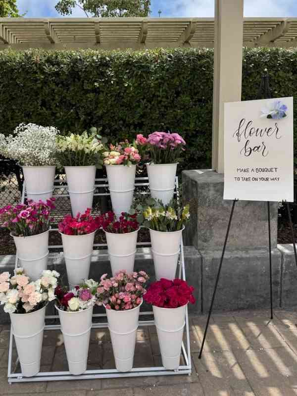 Stunning-DIY-Flower-Bar-Ideas-for-Weddings