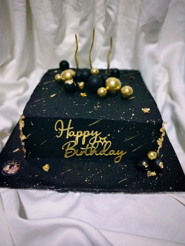Elegant-Black-and-Gold-Graduation-Cake-Ideas