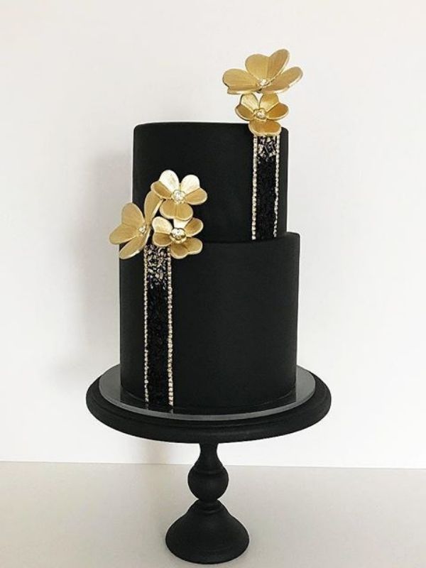 Elegant-Black-and-Gold-Graduation-Cake-Ideas