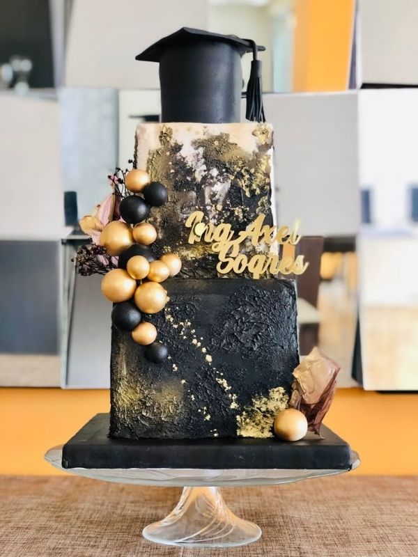 Elegant-Black-and-Gold-Graduation-Cake-Ideas