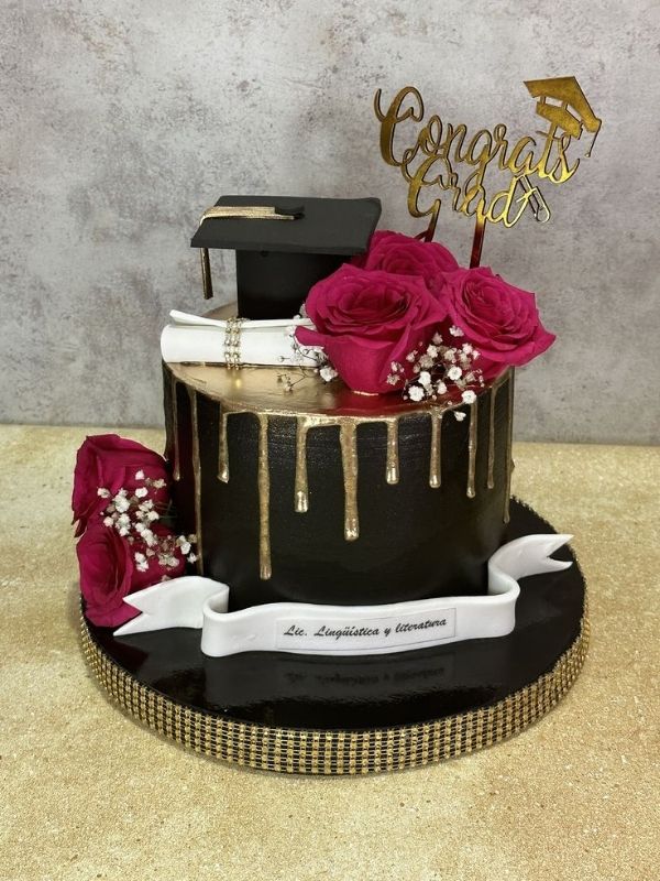 Elegant-Black-and-Gold-Graduation-Cake-Ideas
