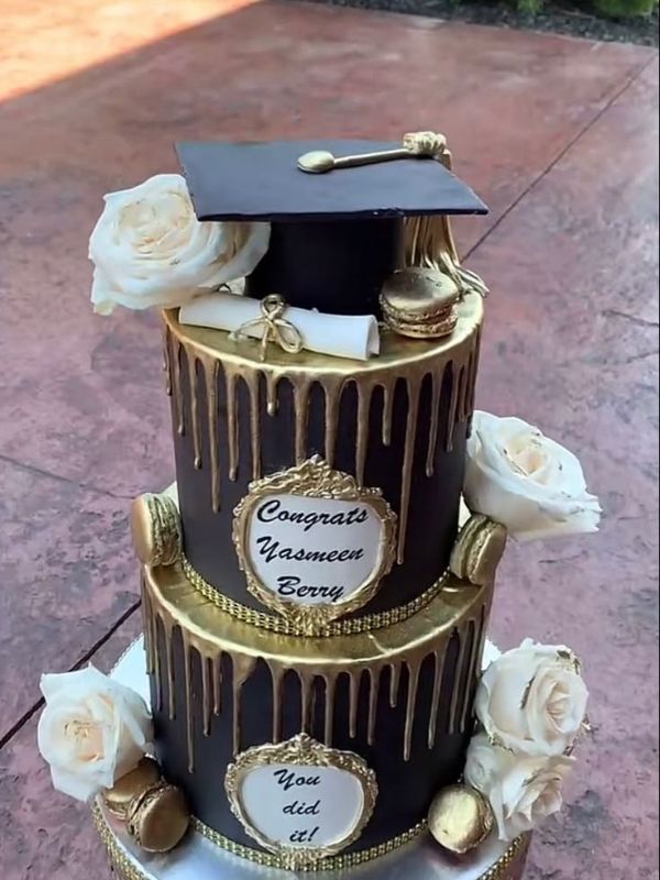 Elegant-Black-and-Gold-Graduation-Cake-Ideas