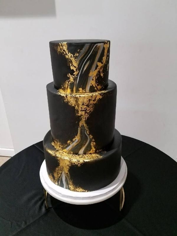 Elegant-Black-and-Gold-Graduation-Cake-Ideas