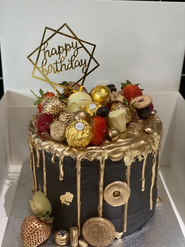 Elegant-Black-and-Gold-Graduation-Cake-Ideas