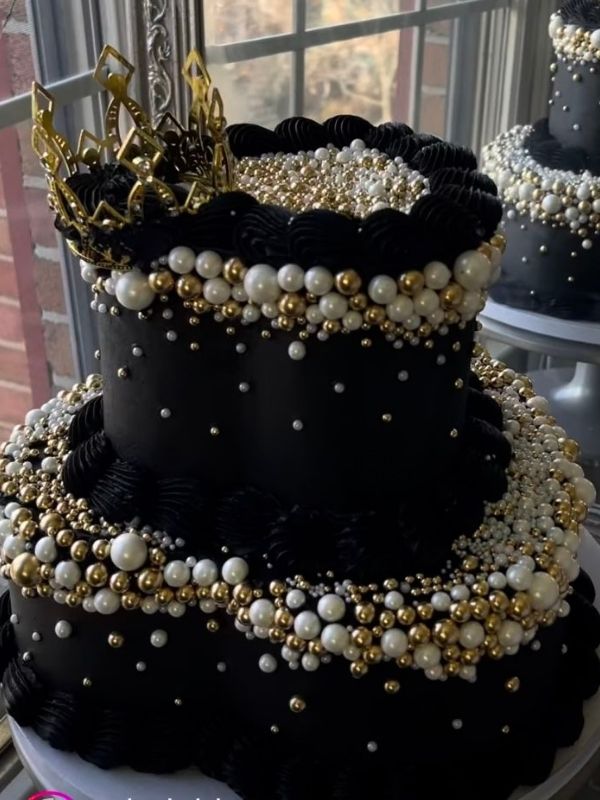 Elegant-Black-and-Gold-Graduation-Cake-Ideas