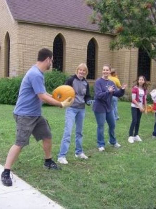 Best-Thanksgiving-Games-to-Play-with-Family-and-Friends-at-Home