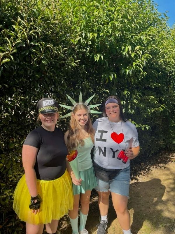 Creative-Tourist-Halloween-Costume-Ideas-for-Adults-and-Couples