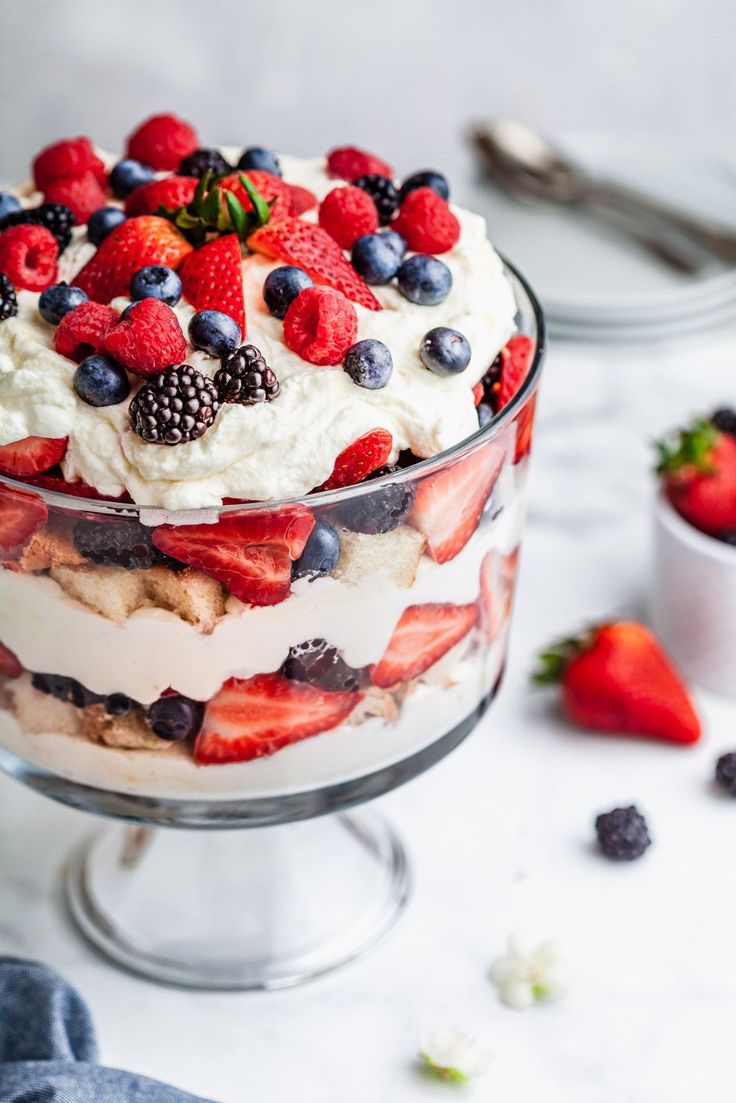easy-berry-trifle-with-cream-and-cake