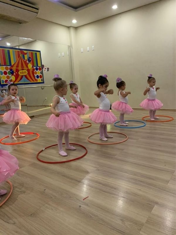 Fun-Indoor-Activities-to-Keep-Toddlers-Busy-at-Home-All-Day