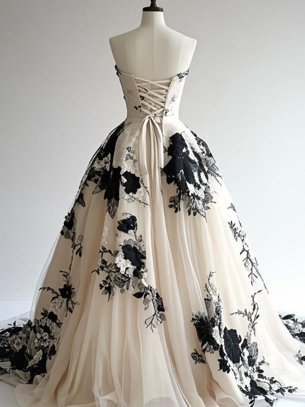 Halloween-Wedding-Dress-Ideas-for-a-Spooky-Yet-Elegan- Look