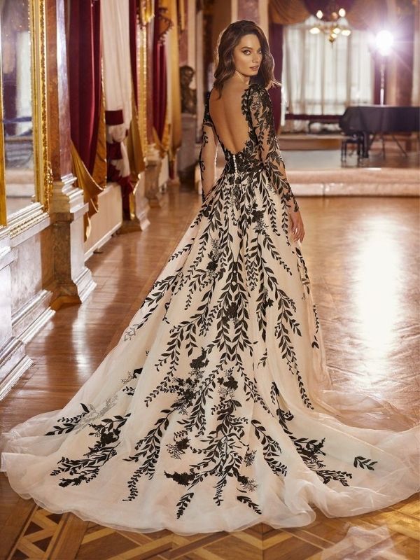 Halloween-Wedding-Dress-Ideas-for-a-Spooky-Yet-Elegan- Look