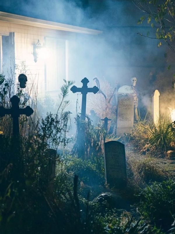 Outdoor-Halloween-Decorations-on-a-Budget