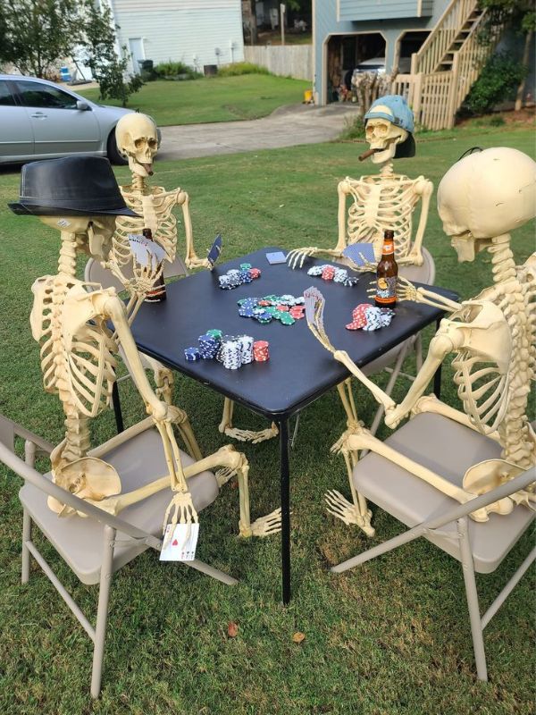 Outdoor-Halloween-Decorations-on-a-Budget