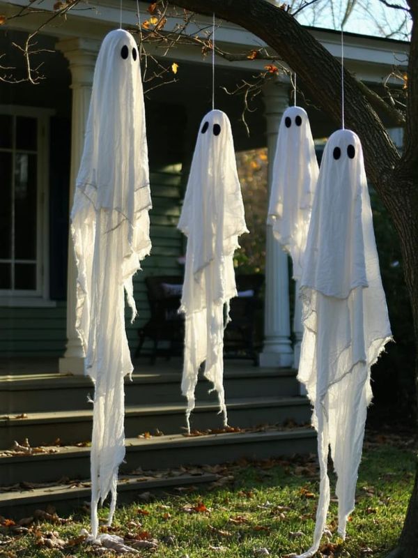 Outdoor-Halloween-Decorations-on-a-Budget