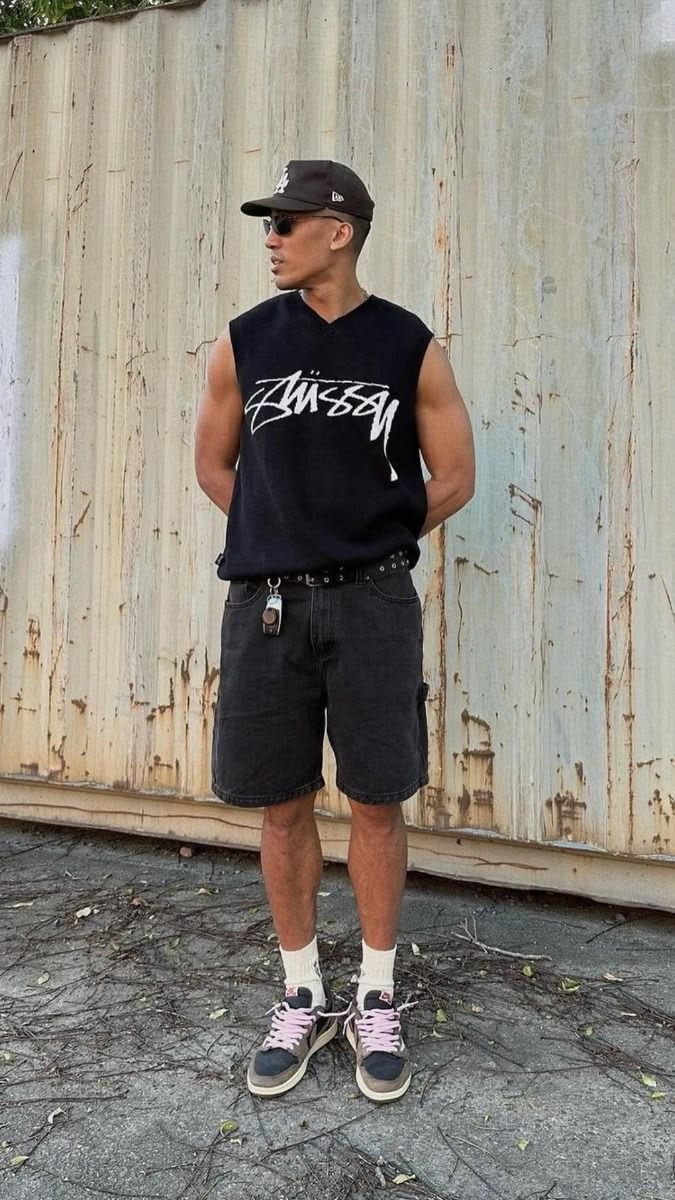 sleeveless-tee-cargo-shorts-outdoor-summer-look-men