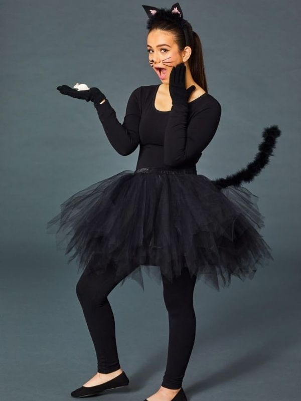 Smart-and-Spooky-Halloween-Costume-Ideas-for-Teachers-at-School