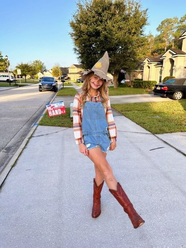 Smart-and-Spooky-Halloween-Costume-Ideas-for-Teachers-at-School