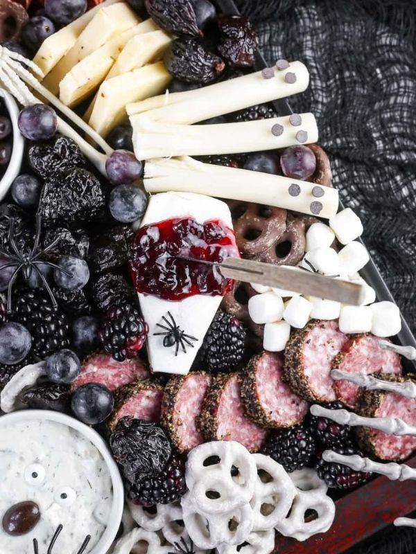 Spooky-Halloween-Charcuterie-Board-Ideas
